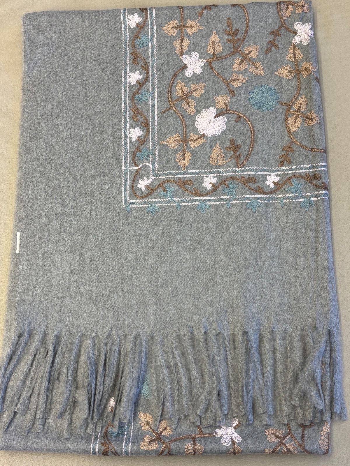 LEN0033 - Pashimina Cinza com Bordado Floral Artesanal com Franjas