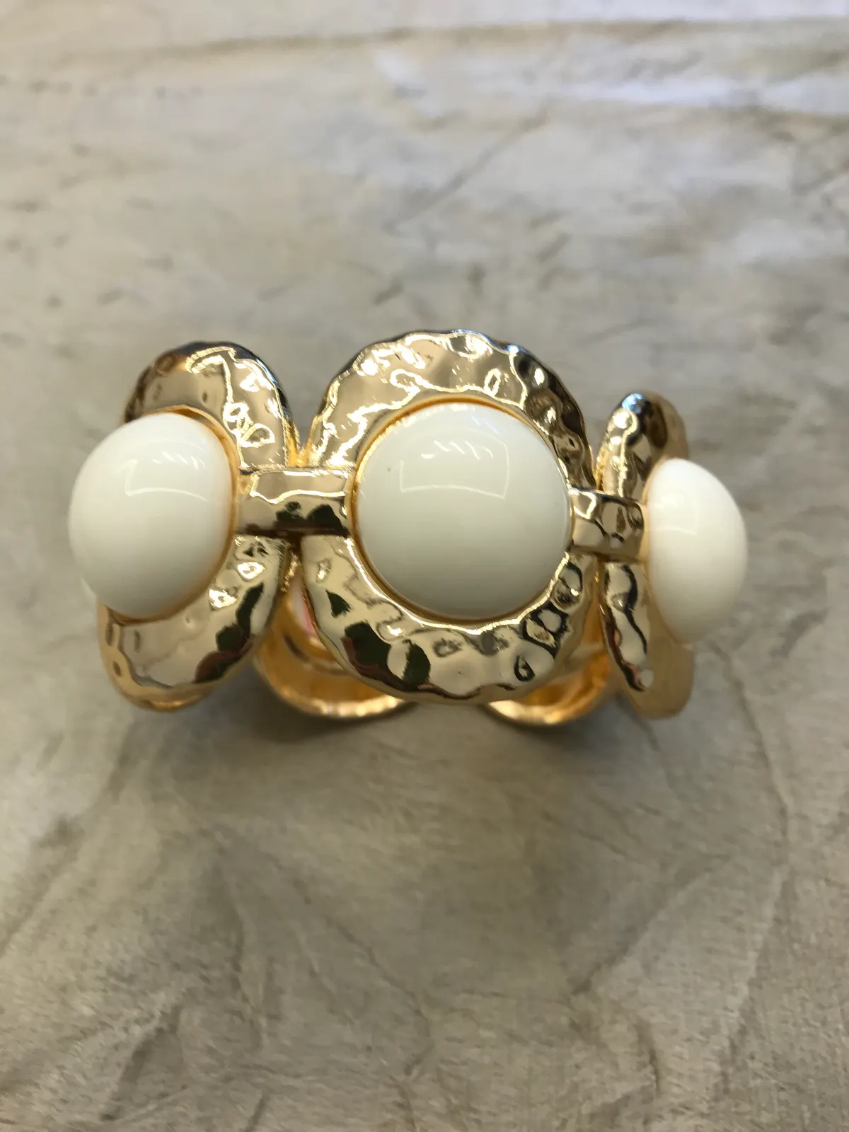 PUL0056 - Bracelete Dourado com Resina Off-White