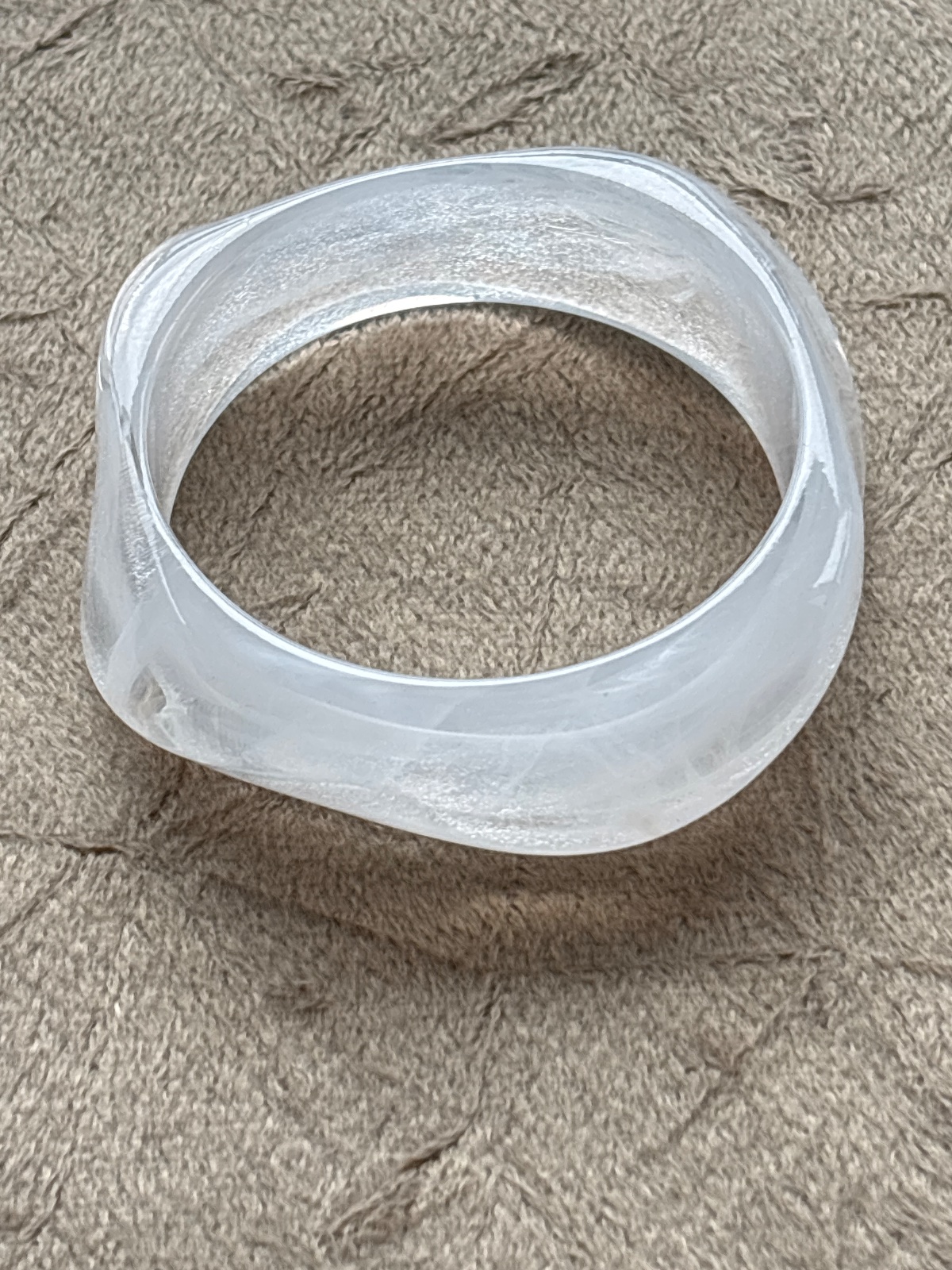 PUL0060 - Bracelete em Resina Orgânico Branco Translúcido