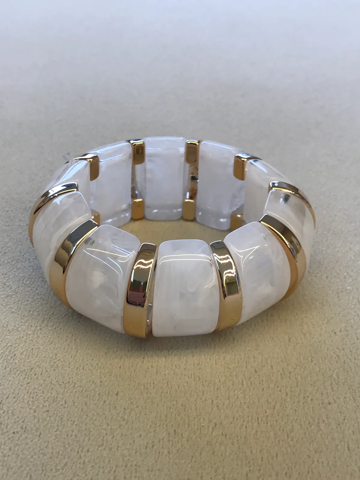 PUL0041 - Bracelete em Resina Branca Translúcida com Detalhes Dourados