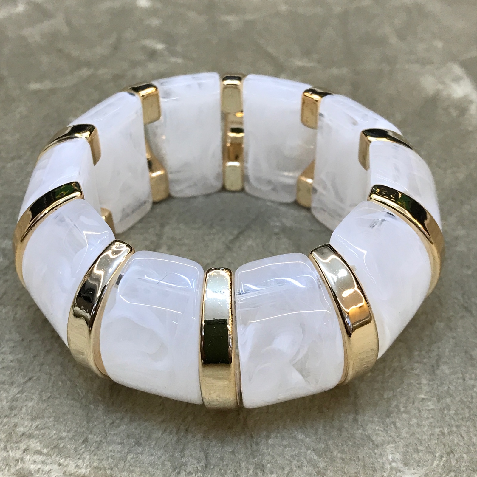 PUL0041 - Bracelete em Resina Branca Translúcida com Detalhes Dourados