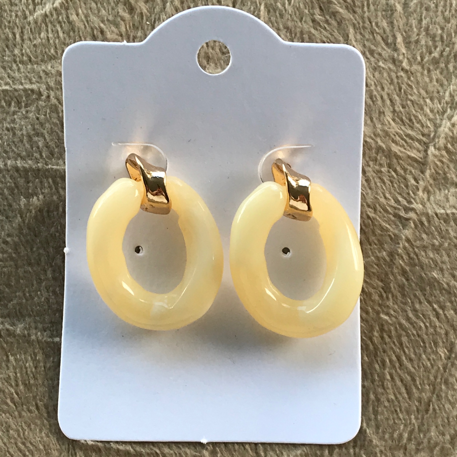 BRI0030 - Brinco Argola Creme Dourado Em Resina
