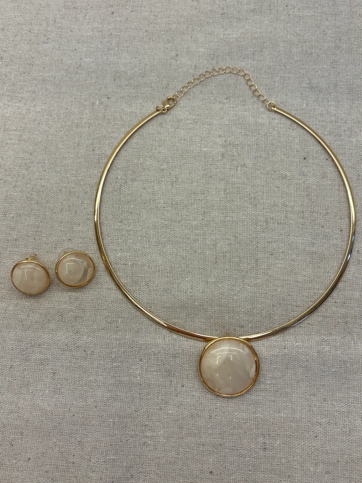 CON0011 - Conjunto Aro Dourado com pingente em resina off-white mesclada