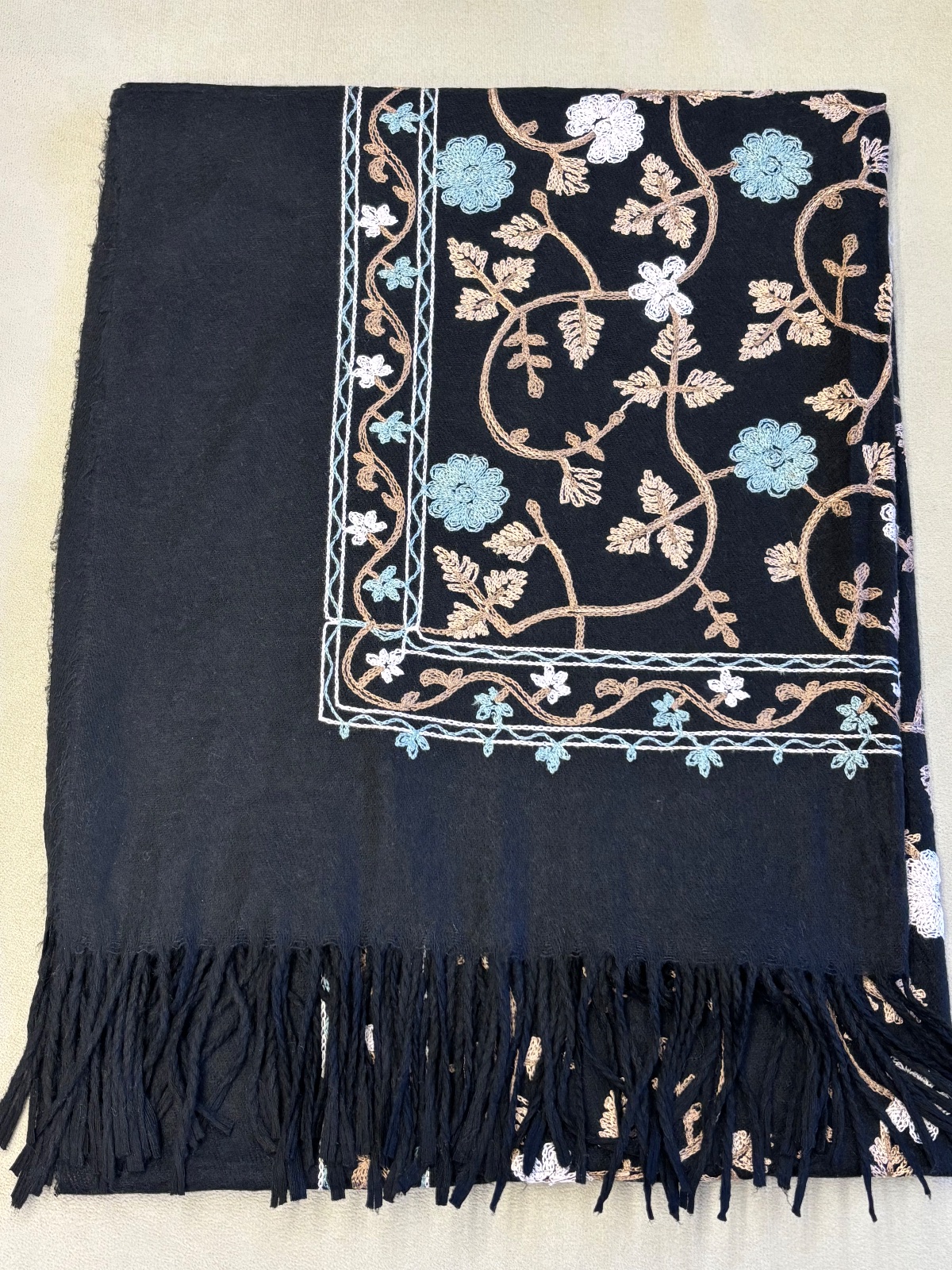 LEN0036 - Pashimina Bordada Floral Preta com Franjas