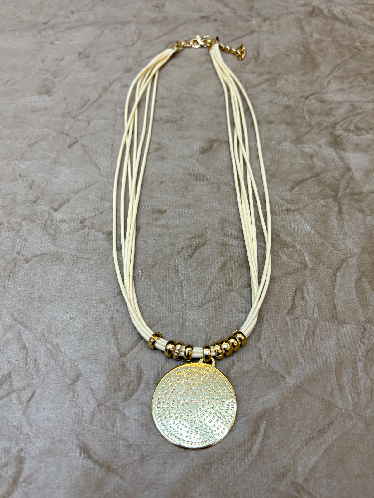 COL0034 - Colar Medalha Pai Nosso Dourada com Cordão Creme Multifios