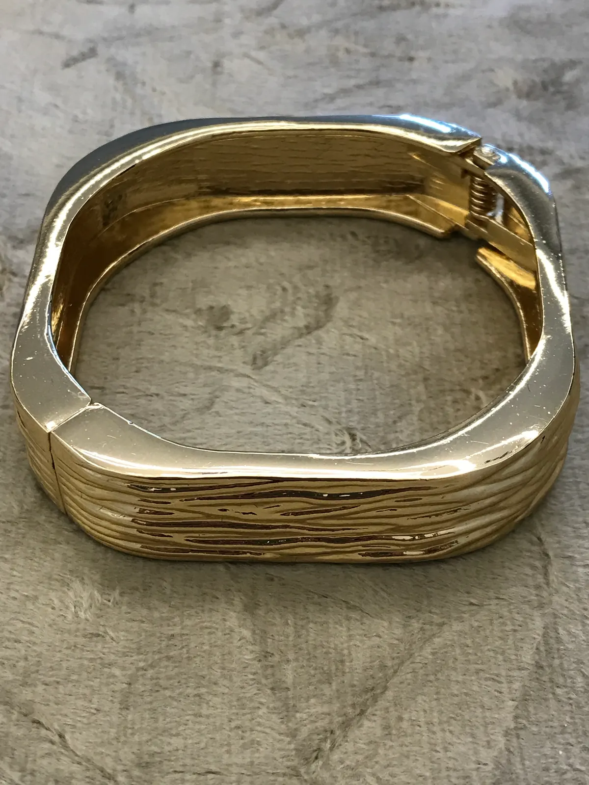 PUL0051 - Bracelete Quadrado Dourado Texturizado