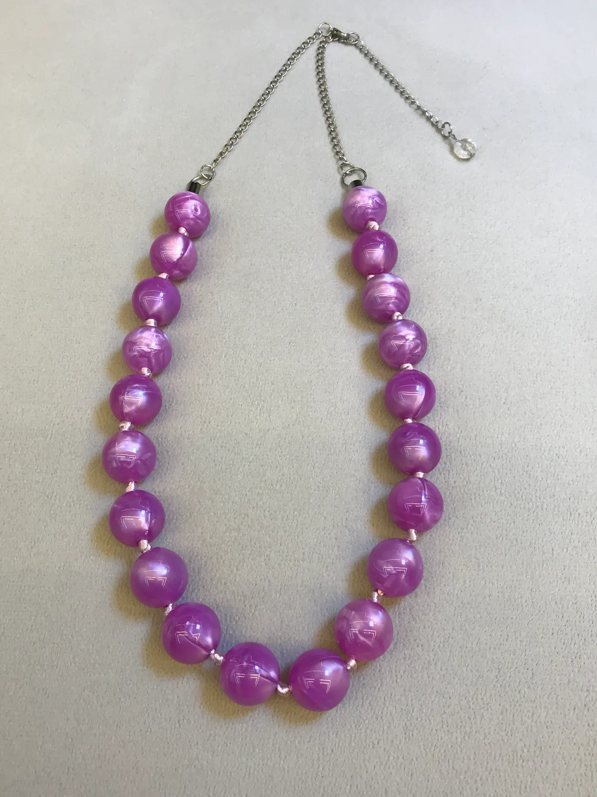COL0006 - Colar de Resina Rosa com Corrente Prateada