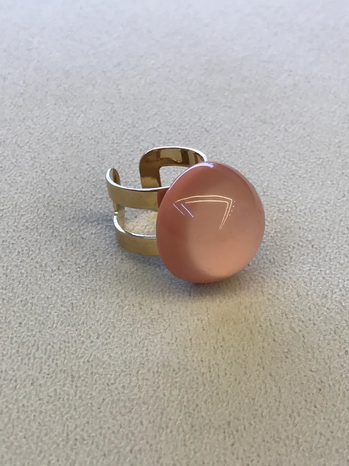 ANE0009 - Anel Em Resina Rosa Antigo com Aro Dourado Vazado Ajustável
