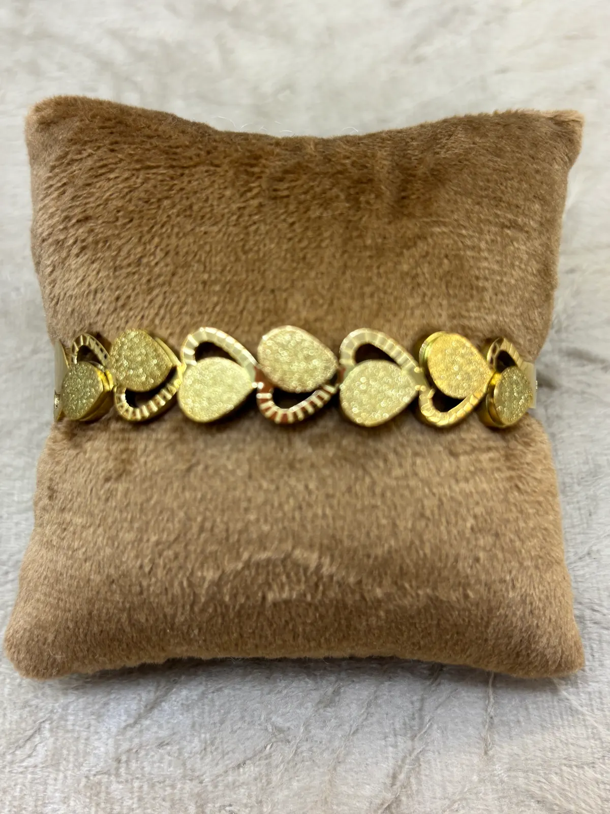 PUL0046 - Bracelete em Aço Dourado Corações - foto 2