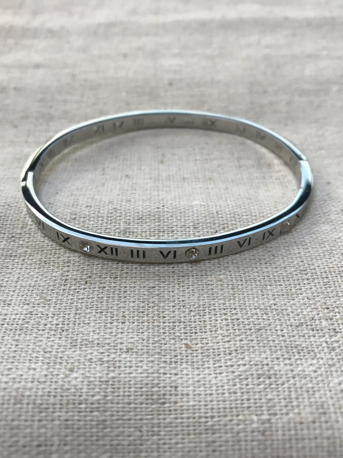 PUL0033 - Bracelete Rígido Algarismos Romanos com Zircônias em Aço