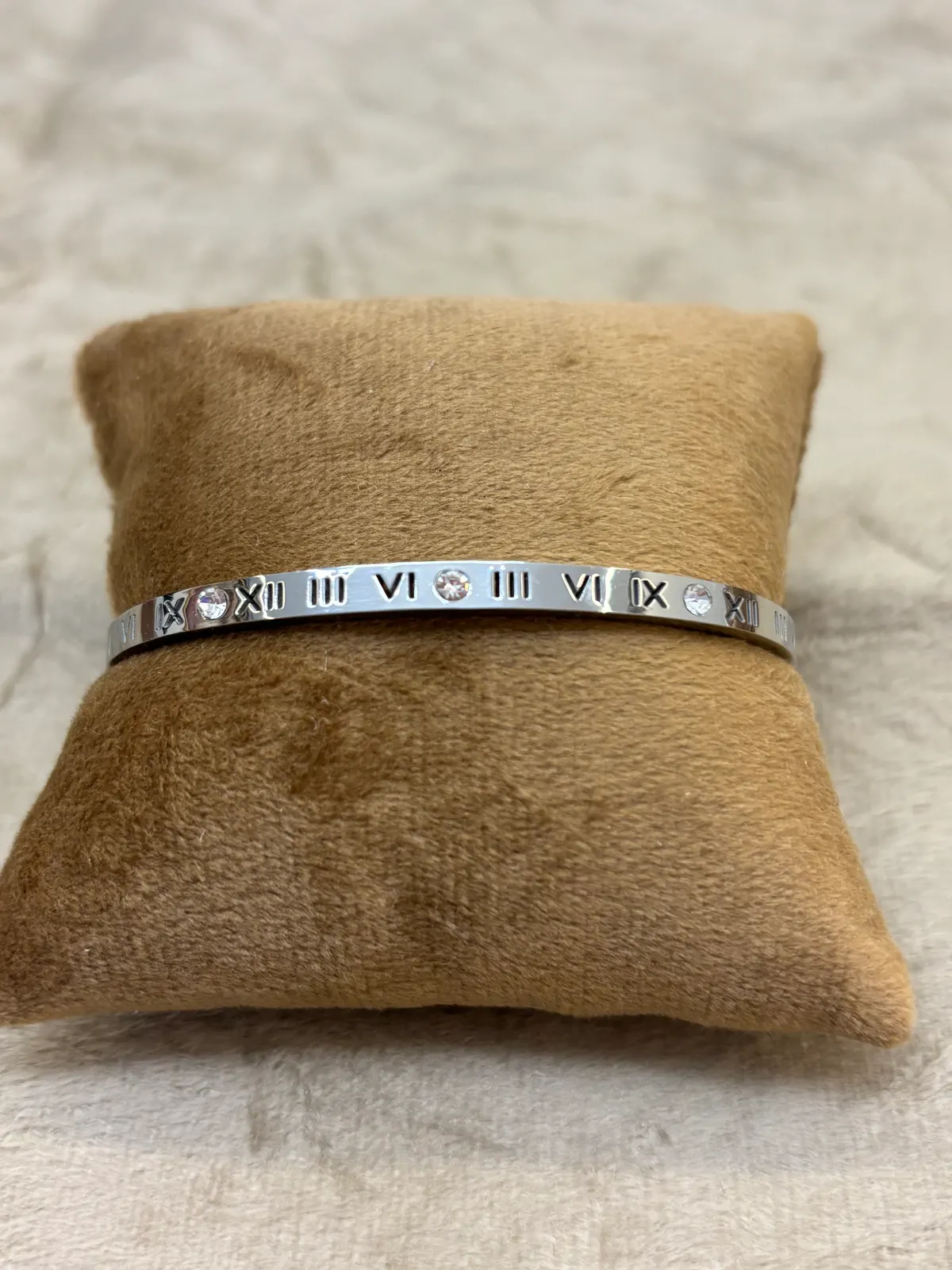 PUL0033 - Bracelete Rígido Algarismos Romanos com Zircônias em Aço - foto 2