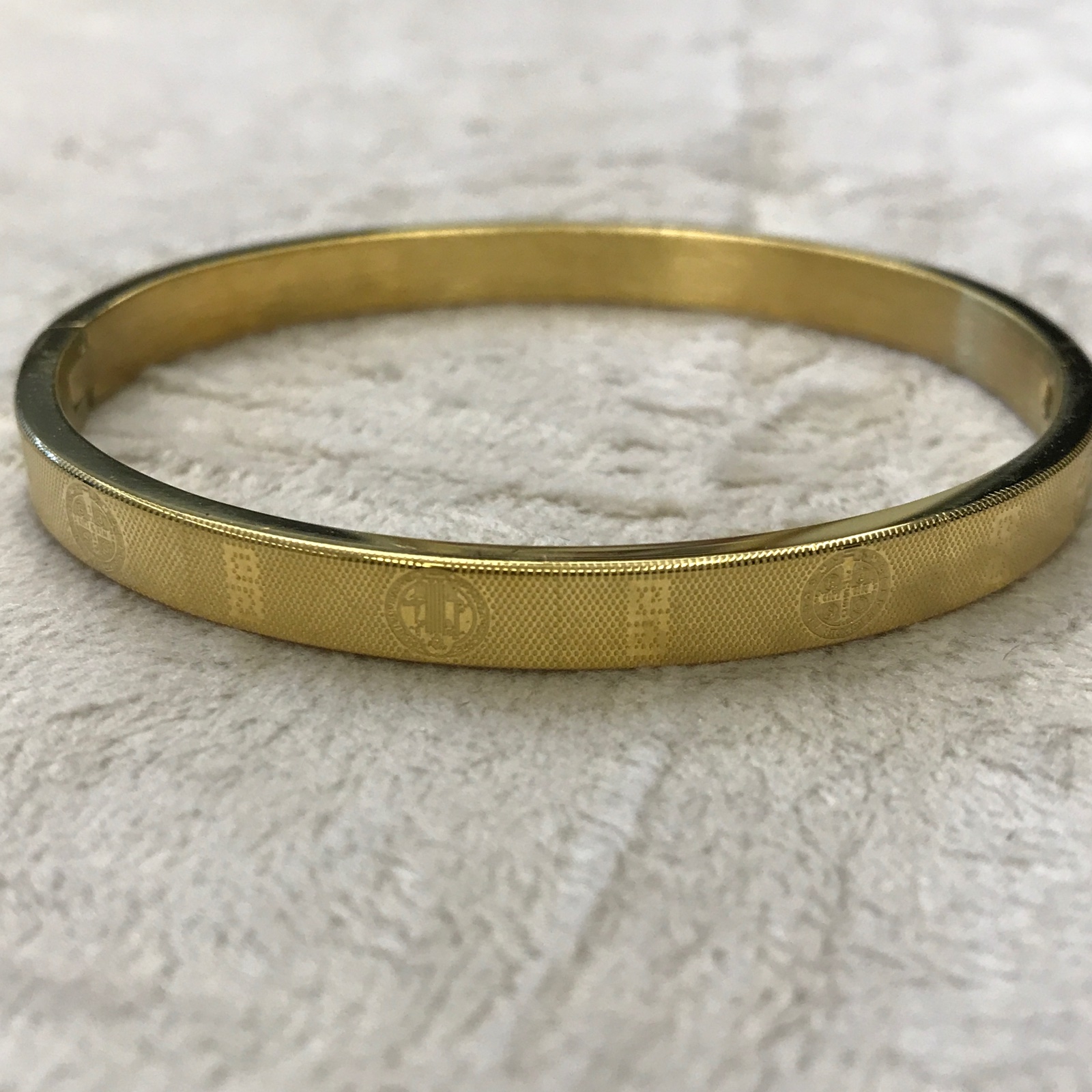 PUL0089 - Bracelete Dourado Em Aço com Gravuras de São Bento