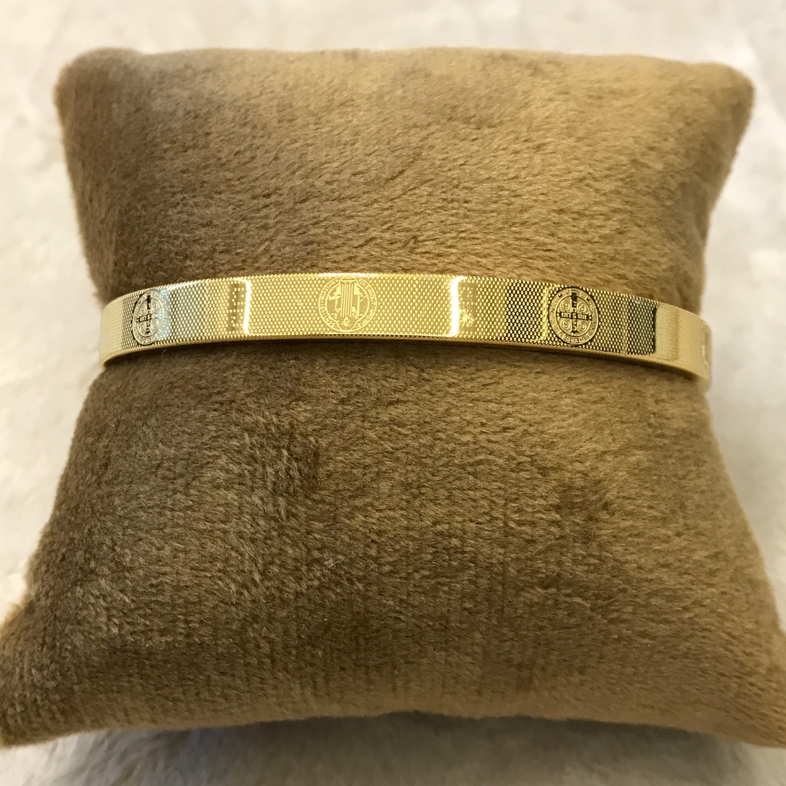 PUL0089 - Bracelete Dourado Em Aço com Gravuras de São Bento - foto 2